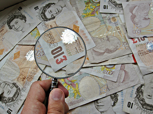 310 note with magnify glass-Images_of_money